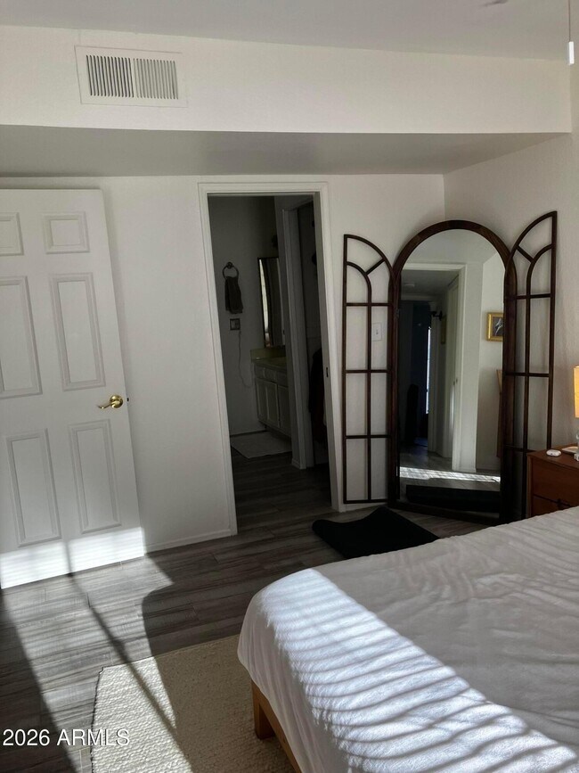 Building Photo - 7300 N Dreamy Draw Dr