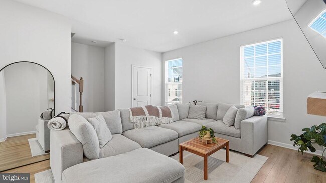 Building Photo - 1790 Scenic Lp