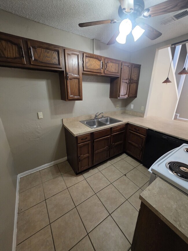 Building Photo - 2 story townhome, 3 bed 2 bath