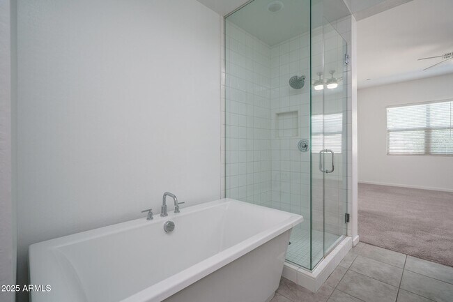 Building Photo - 14084 W Desert Flower Dr
