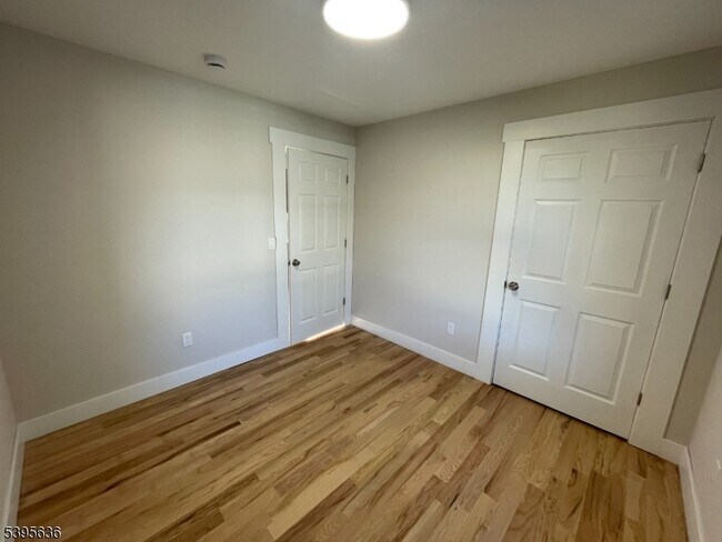 Building Photo - 119-121 Lewis St