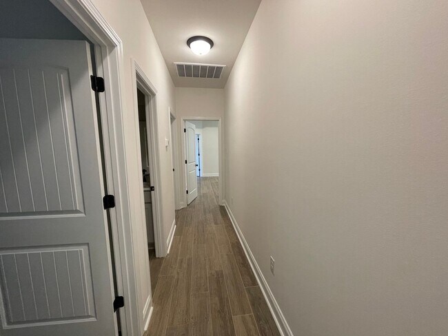 Building Photo - 3 Bedroom, 2 bathroom in Twin Beech Estate...