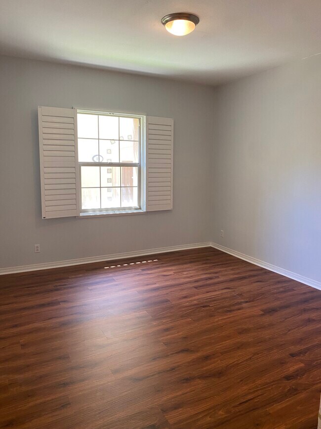 Building Photo - 101 Hallmark