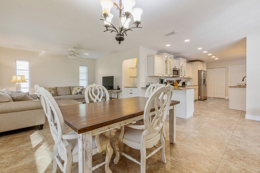 Building Photo - 427 Bellini Cir