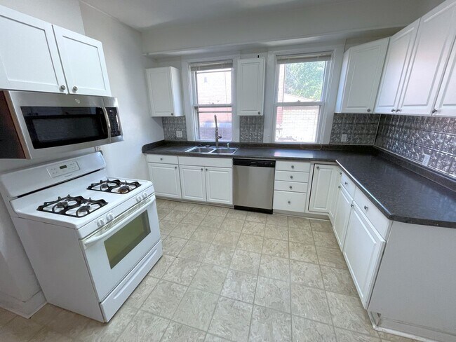 Building Photo - 1119/21 Bowen Ct.