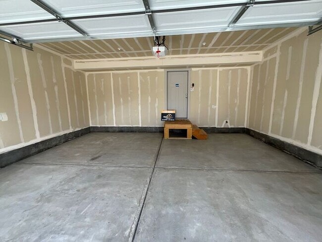 Building Photo - 2 bedroom 2 1/2 bath townhouse