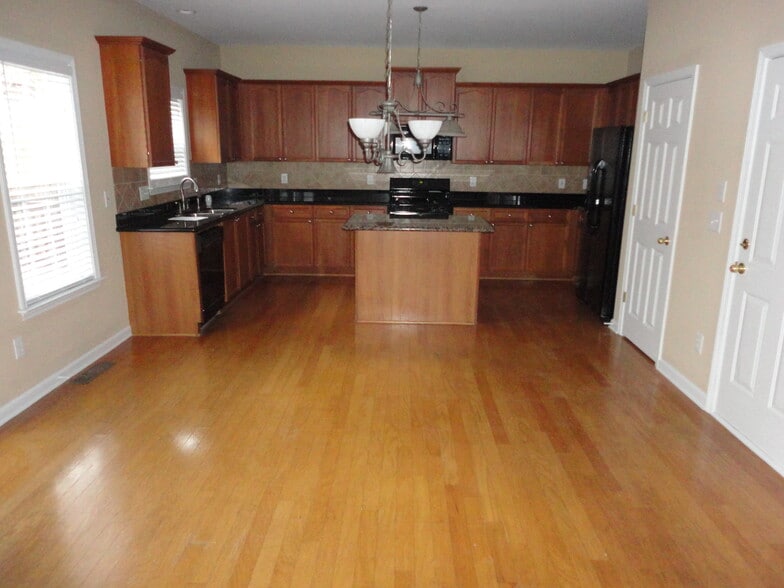 Building Photo - 6855 River Island Cir