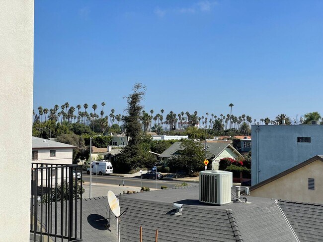 Building Photo - JUST COMPLETED MODERN TOWNHOMES! Never Liv...