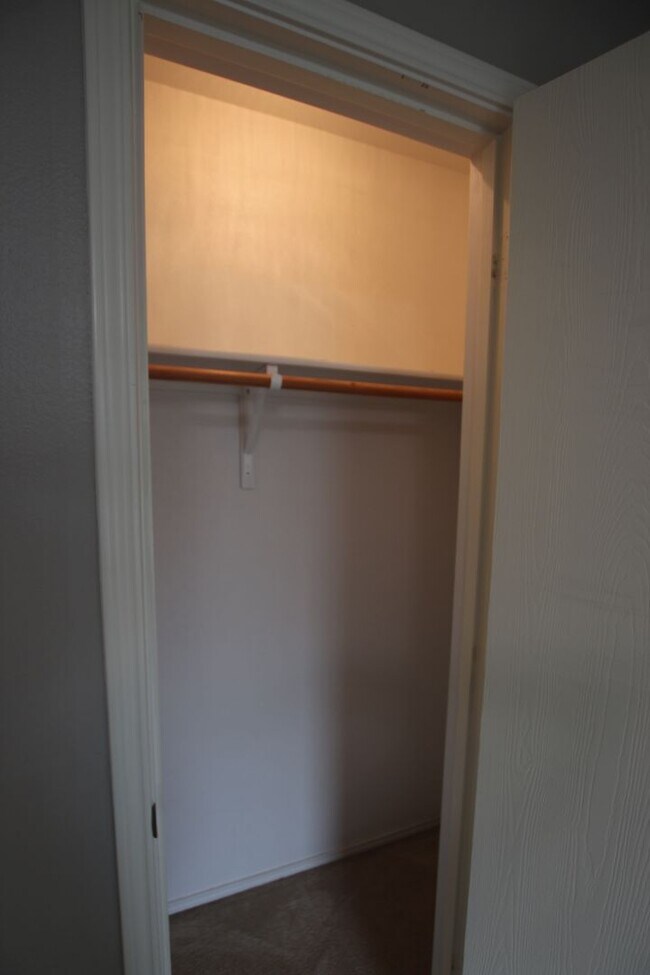 Building Photo - Beautiful 4 bedroom 2 bath home in Flint!