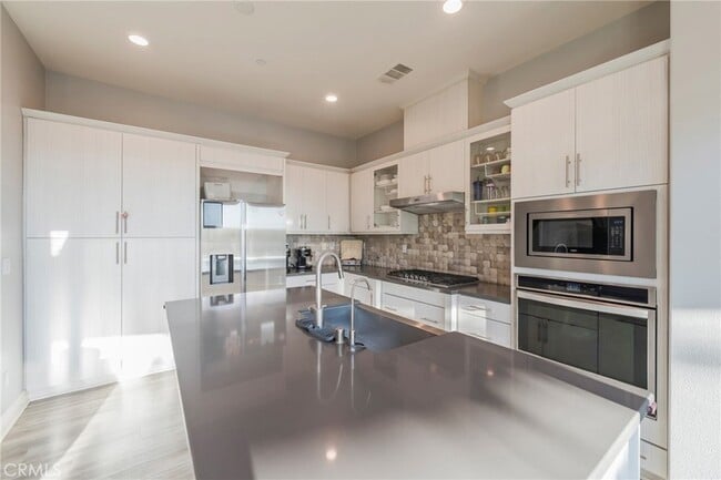 Building Photo - 102 Spectacle