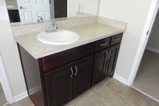 Building Photo - 4 Bedroom - Near Ft Moore