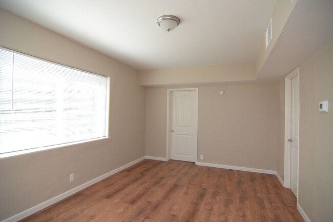 Building Photo - Remodeled 1 Bedroom 1 Bath Home! Great Wes...