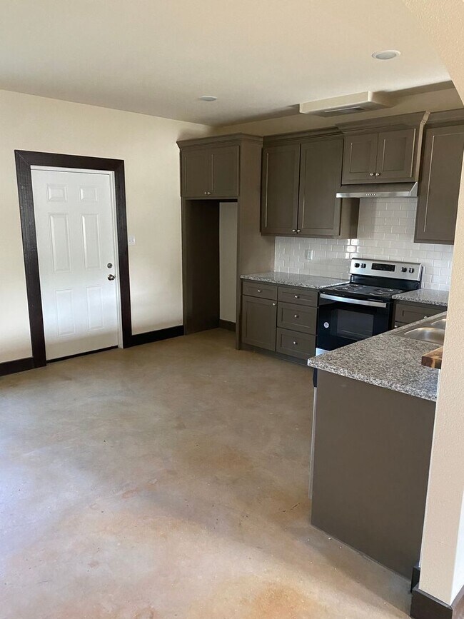 Building Photo - 1051 Deer Ln