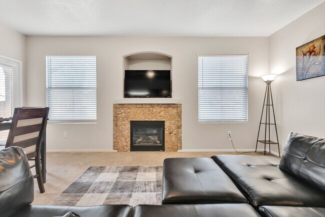 Building Photo - Fully Furnished/Great location 3 bedrooms 2  bath, community pool/gated in south summerlin area