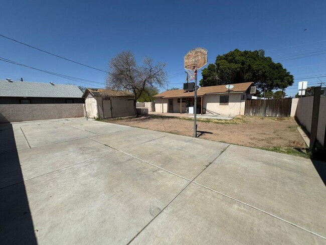 Building Photo - Fantastic 3 Bedroom/2 Bath Single Level Ho...