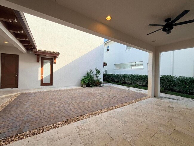 Building Photo - 2074 Dickens Terrace