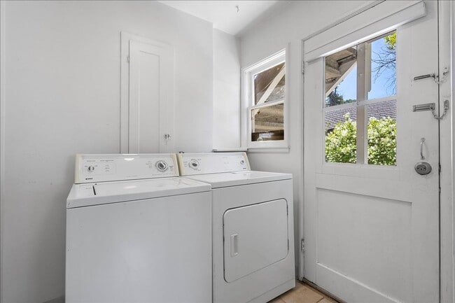 Building Photo - 1547 8th St