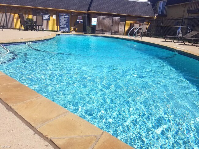 Building Photo - 2 br, 1 bath  - Fleetwood Apartments B1