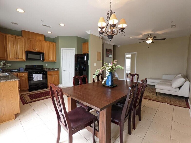 Building Photo - 833 Ramsay St