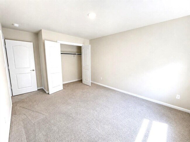 Building Photo - 612 Red Knot Ave