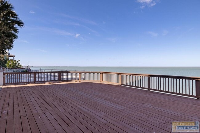 Building Photo - 618 N Shore Dr