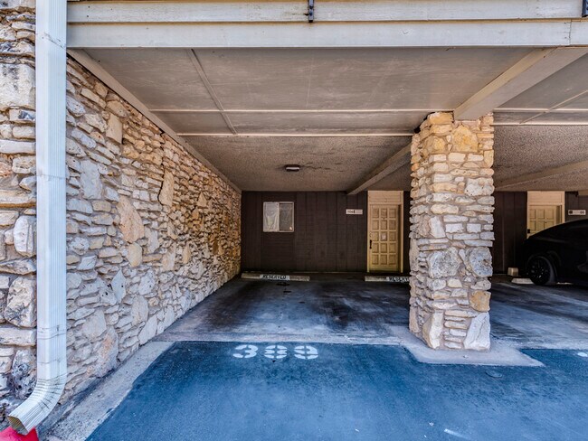 Building Photo - 500 E Riverside Dr