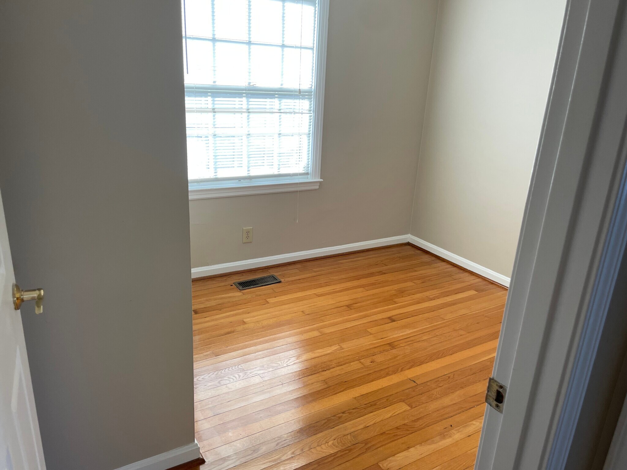 Building Photo - 2913 Abigail Dr