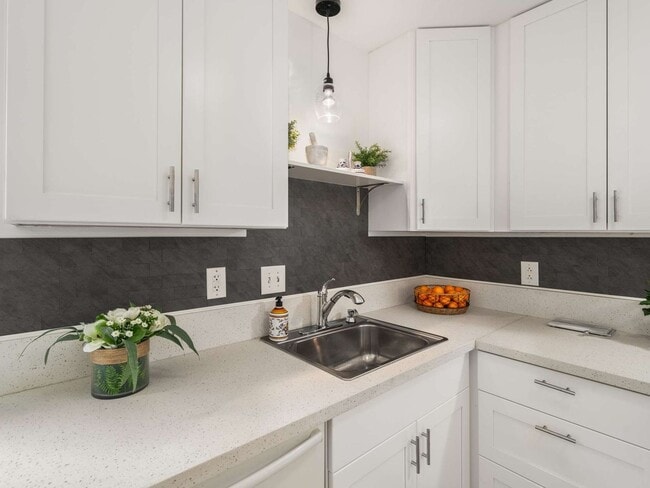 Building Photo - Awesome 2BE/1.5BA duplex in fantastic location in Nashville!