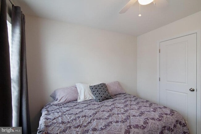 Building Photo - 136 Solara Dr