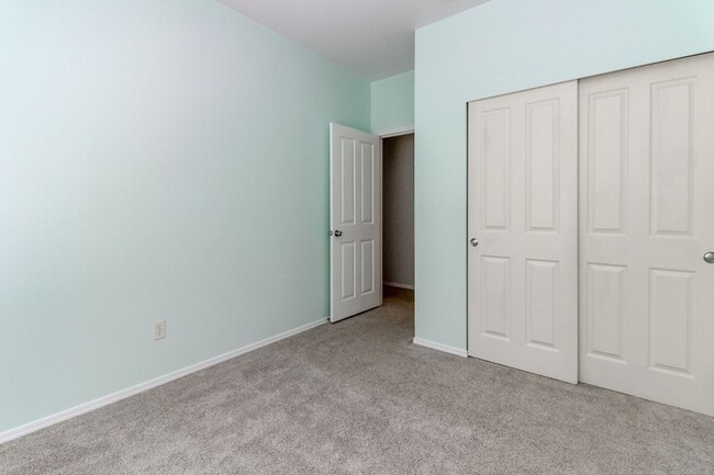 Building Photo - Low maintenance condo living in DuPont