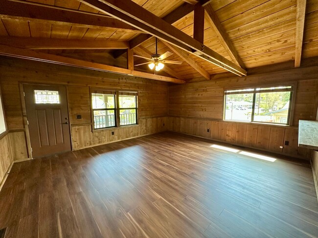 Building Photo - Cute 1 Bedroom Unit Close to Downtown