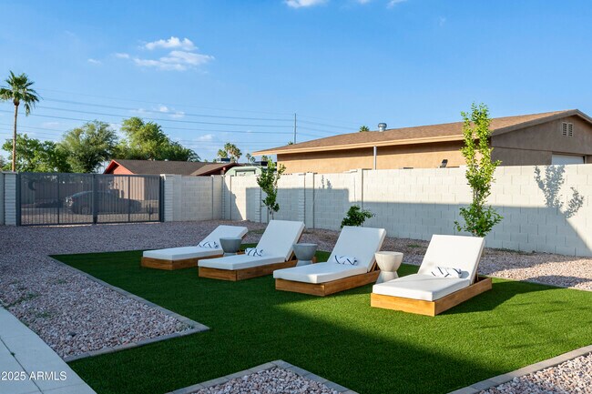 Building Photo - 5049 E Shaw Butte Dr