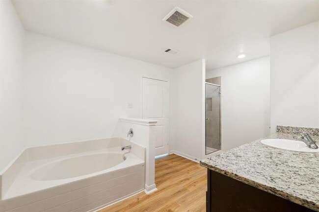 Building Photo - 317 Cres Park Dr