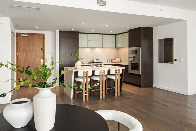 Building Photo - 2Bd/1.75Ba Bellevue Condo