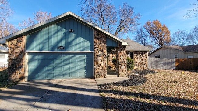 Building Photo - Great Basement home with tons of room