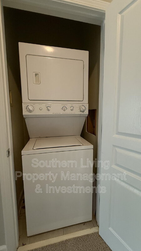 Building Photo - 127 S Sycamore St