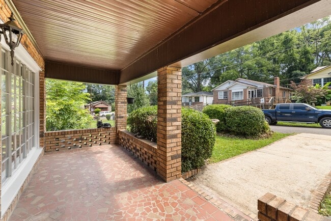 Building Photo - Charming 3 Bedroom, 2 Bathroom house