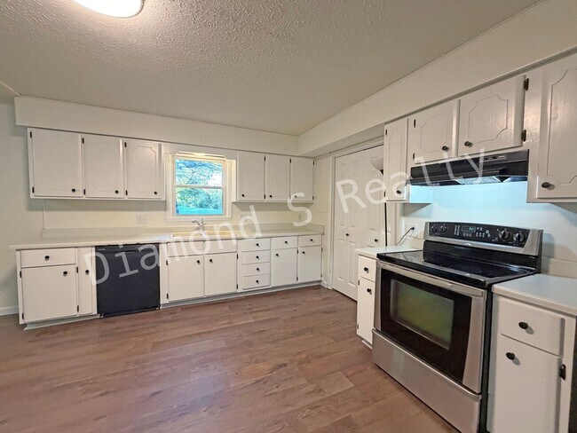 Building Photo - Spacious 3 Bedroom Home in South Springfield!