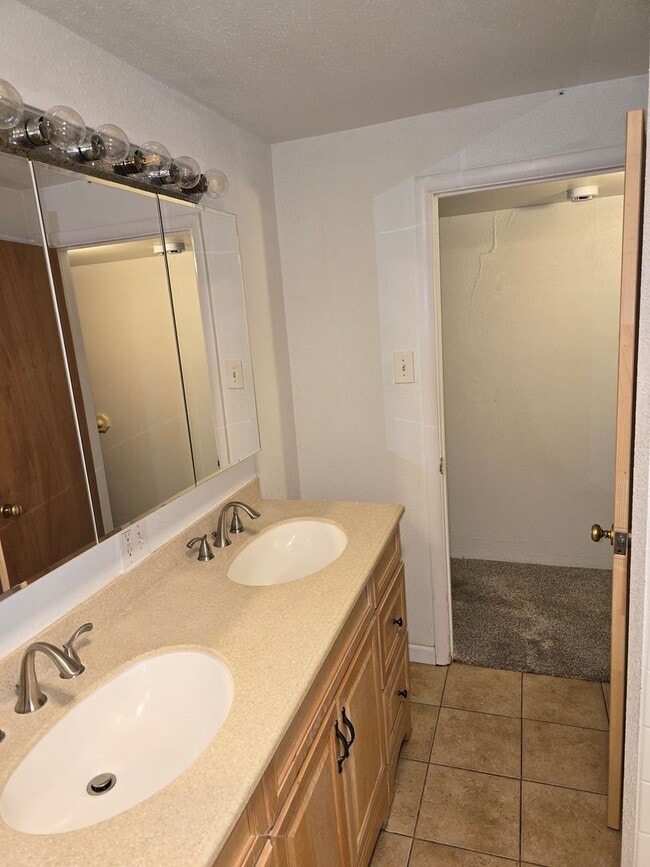 Building Photo - 2 Bed 1 Bath Garden Level Duplex