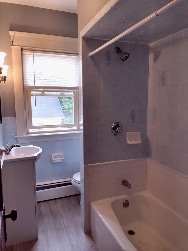 Building Photo - Pawtucket/Darlington – Large One Bed Plus-...