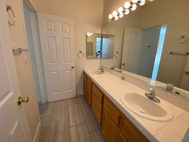 Building Photo - 1 Bedroom Condo - W Tropicana/Decatur - 2n...