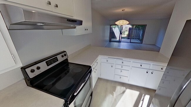 Building Photo - Bright and Spacious 2-Bedroom Condo in Gol...