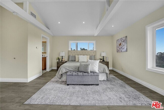 Building Photo - 222 El Cielo Ln