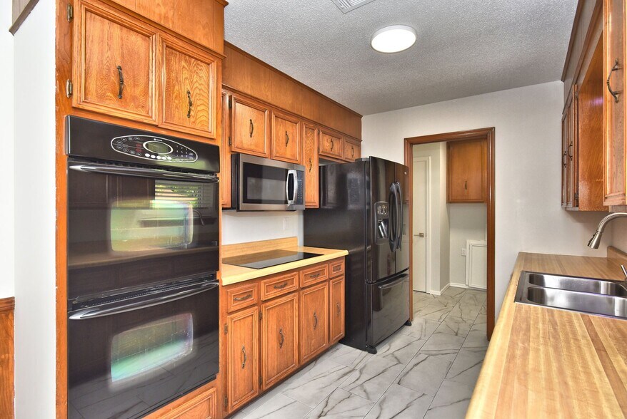 Building Photo - 6925 E 73rd St