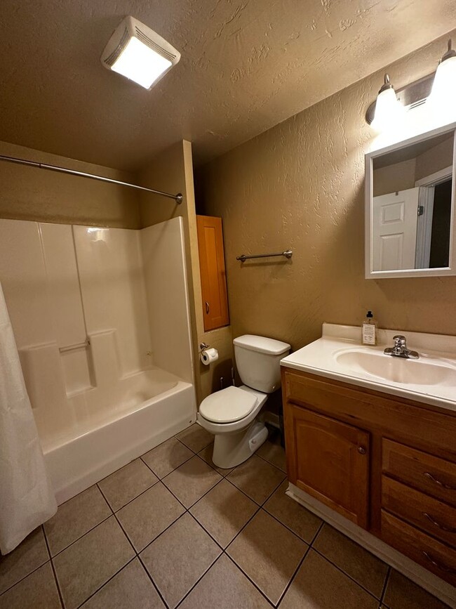 Building Photo - 2 Bed 1 Bath Townhouse for Rent in Lawrenc...