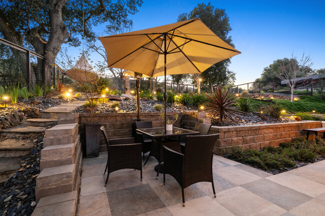 Building Photo - 30 Castlewood Dr