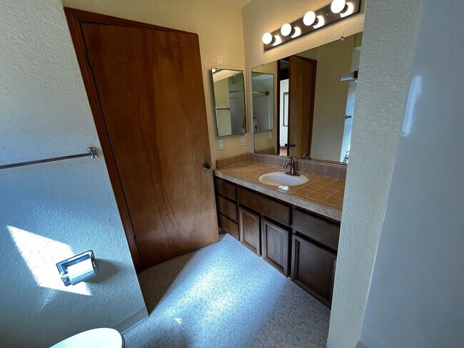 Building Photo - Charming Santa Cruz Townhouse: 3 Beds, 2.5...