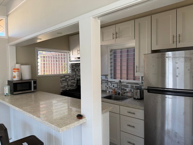 Building Photo - Fantastic updated studio with ocean views from patios