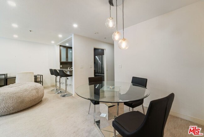 Building Photo - 121 S Hope St