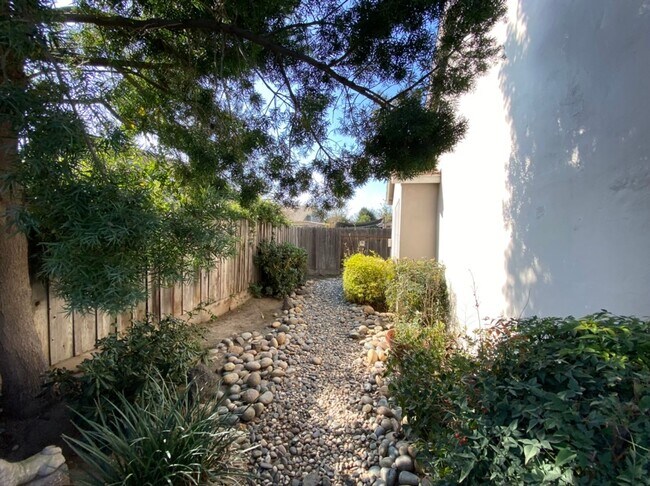 Building Photo - Single story located on a court!